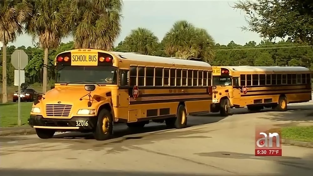 Multas en Miami por adelantar buses escolares generan controversia