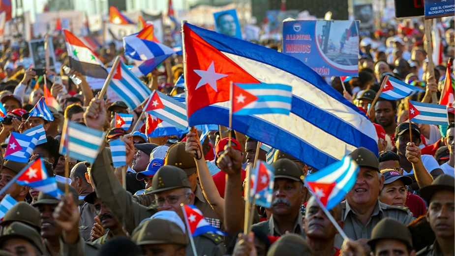 Cuba enfrenta crisis de gasolina mientras el régimen organiza desfile