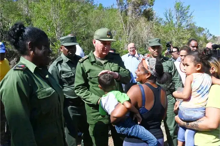 Díaz-Canel pasea en Santiago mientras damnificados siguen esperando ayudas